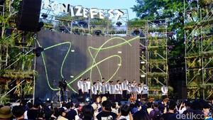 Penyanyi Kunto Aji tampil bersama Yogyakarta Hadroh Clan dalam Synchronize 2025 di JIExpo Kemayoran, Jakarta, Jumat (3/10/2025).  