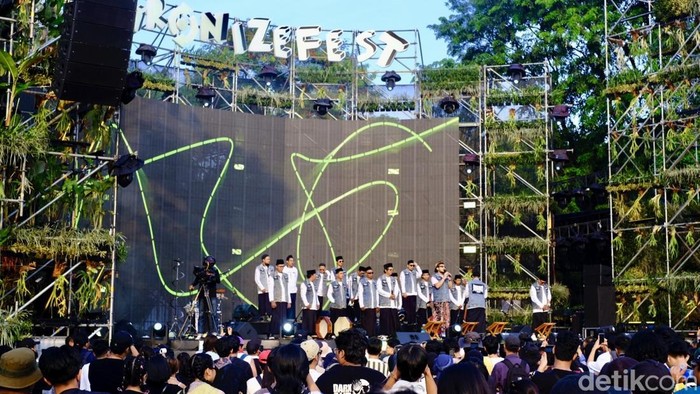 Penyanyi Kunto Aji tampil bersama Yogyakarta Hadroh Clan dalam Synchronize 2025 di JIExpo Kemayoran, Jakarta, Jumat (3/10/2025).