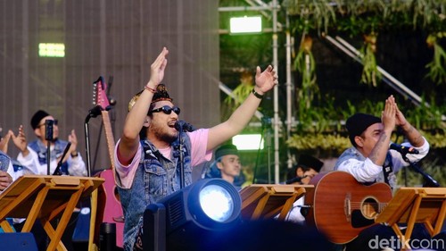 Penyanyi Kunto Aji tampil bersama Yogyakarta Hadroh Clan dalam Synchronize 2025 di JIExpo Kemayoran, Jakarta, Jumat (3/10/2025).
