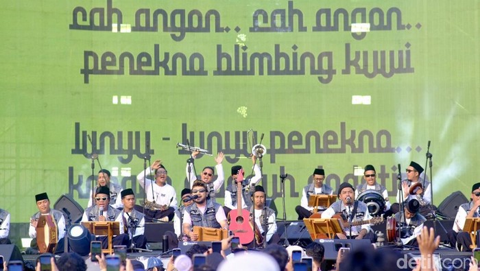 Penyanyi Kunto Aji tampil bersama Yogyakarta Hadroh Clan dalam Synchronize 2025 di JIExpo Kemayoran, Jakarta, Jumat (3/10/2025).