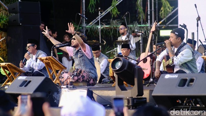 Penyanyi Kunto Aji tampil bersama Yogyakarta Hadroh Clan dalam Synchronize 2025 di JIExpo Kemayoran, Jakarta, Jumat (3/10/2025).