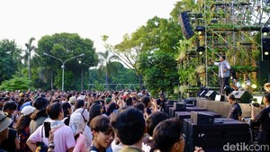 Penonton menyambut penampilan tersebut dengan riuh dan antusias.  
