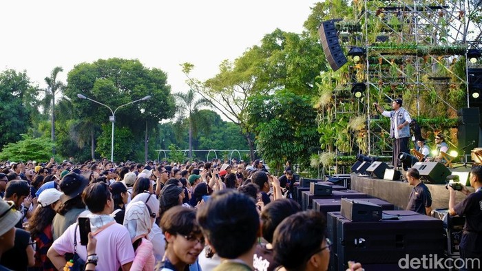 Penyanyi Kunto Aji tampil bersama Yogyakarta Hadroh Clan dalam Synchronize 2025 di JIExpo Kemayoran, Jakarta, Jumat (3/10/2025).