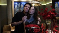 Pasangan ini mengenakan pakaian bernuansa hitam. Dekorasi tempat makan malam mereka juga bernuansa hitam dan merah. Warna merah didapati dari bunga mawar yang mengiasi tempat tersebut. Foto: Instagram @elelrumi