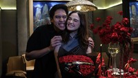 El Rumi memeluk Syifa Hadju dengan gemas. Foto: Instagram @elelrumi