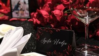 Foto-foto kebersamaan mereka menghiasi meja tempat makan. Foto: Instagram @elelrumi