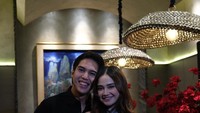 Pasangan selebriti, El Rumi dan Syifa Hadju membagikan momen manis mereka saat merayakan anniversary satu tahun hubungan mereka. Foto: Instagram @elelrumi