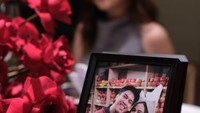 Kalau ini foto Syifa dan El Rumi ketika menggunakan kostum tradisional ala Belanda. Foto ini jadi pemanis di meja makan mereka. Foto: Instagram @elelrumi