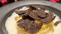 Begini tampilan menu makanan utama yang dipesan El dan Syifa. Ada pasta creamy dengan irisan jamur truffle yang mewah. Foto: Instagram @elelrumi