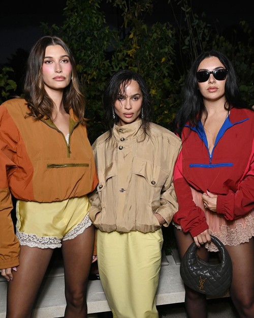 Unggahan Instagram ELLE UK menampilkan (ki-ka) Hailey Bieber, Zoë Kravitz, dan Charli XCX. Unggahan ini dihapus karena dipermasalahkan fans Rosé yang menuding akun majalah fashion Inggris itu sengaja nge-crop member BLACKPINK dari fotonya.