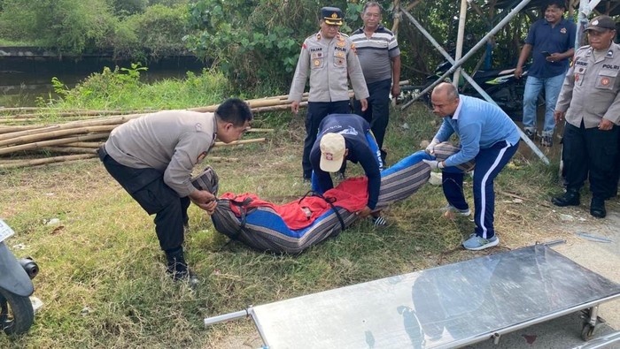 Evakuasi korban Suradi (70) yang ditemukan tewas tenggelam di tambak irigasi Mangkang Kulon, Kecamatan Tugu, Jumat (3/10/2025).