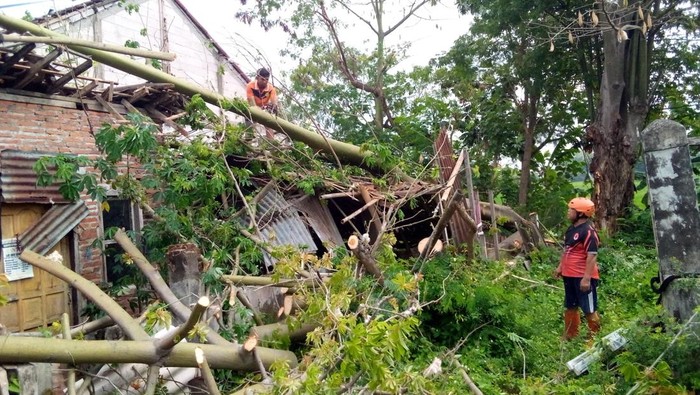 Tim SAR gabungan saat melakukan evakuasi bangunan rusak di Kabupaten Sukoharjo, Jumat (3/10/2025).