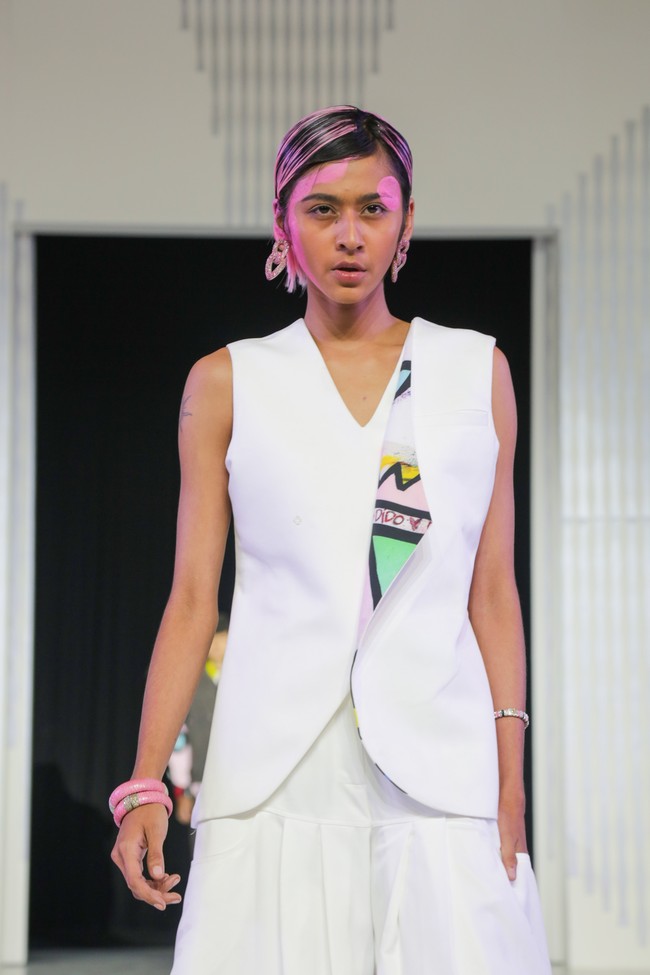 Setiap look memancarkan keseimbangan antara ketegasan garis dan kelembutan bentuk, menggambarkan kekuatan yang lahir dari proses penciptaan, luka, dan penyembuhan. (Foto: Dok. Senayan City)