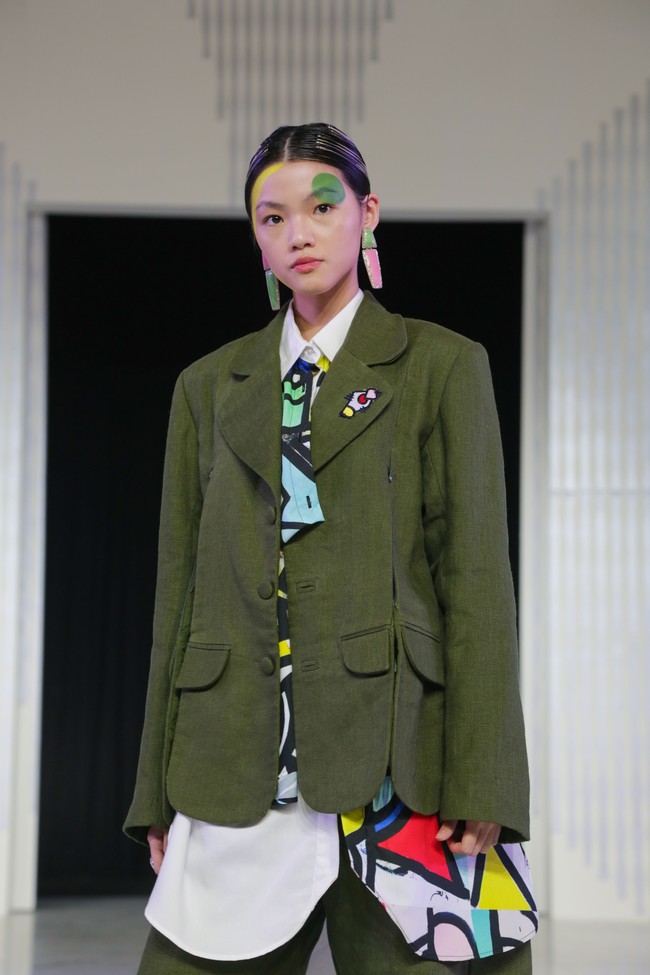 Moneymen menambahkan elemen streetwear yang kasual namun tegas, sementara Danjyo Hiyoji menyuntikkan energi flamboyan khas Asia melalui siluet dramatis dan permainan proporsi. (Foto: Dok. Senayan City)