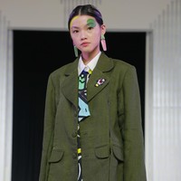 Moneymen menambahkan elemen streetwear yang kasual namun tegas, sementara Danjyo Hiyoji menyuntikkan energi flamboyan khas Asia melalui siluet dramatis dan permainan proporsi. (Foto: Dok. Senayan City)