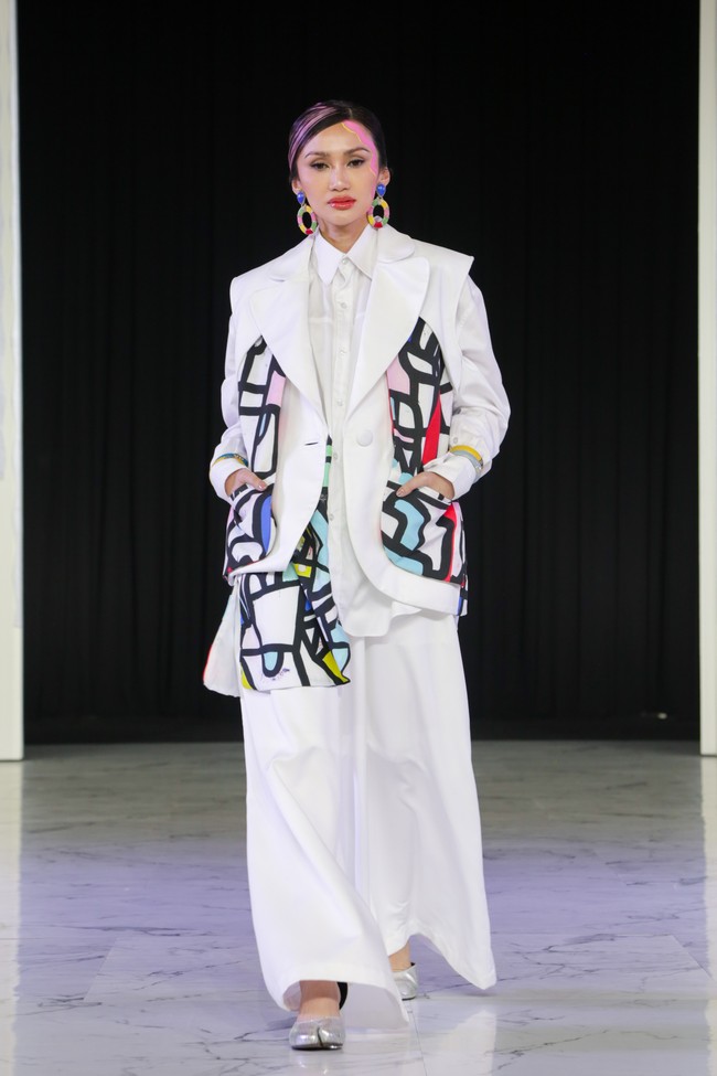 Terinspirasi dari karya terbaru Ade Habibie bertajuk “Bruised but Never Broken,” koleksi ini menghadirkan sinergi kreatif tiga nama besar: Ade Habibie, Danjyo Hiyoji, dan Moneymenwork. Presentasi karya mereka termasuk dalam rangkaian Fashion Nation 2025. (Foto: Dok. Senayan City)