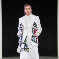 Terinspirasi dari karya terbaru Ade Habibie bertajuk “Bruised but Never Broken,” koleksi ini menghadirkan sinergi kreatif tiga nama besar: Ade Habibie, Danjyo Hiyoji, dan Moneymenwork. Presentasi karya mereka termasuk dalam rangkaian Fashion Nation 2025. (Foto: Dok. Senayan City)