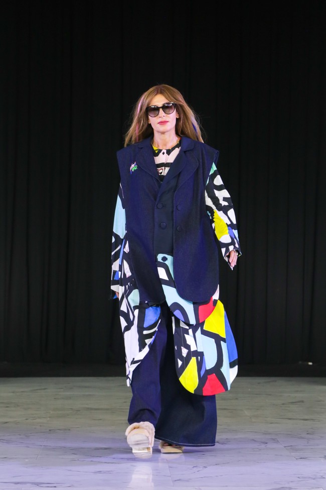 etiganya menyatukan DNA artistik masing-masing dalam satu narasi visual yang kuat, menjadikan CANVAR 2025 bukan sekadar koleksi busana, tetapi juga manifesto ekspresi diri. (Foto: Dok. Senayan City)