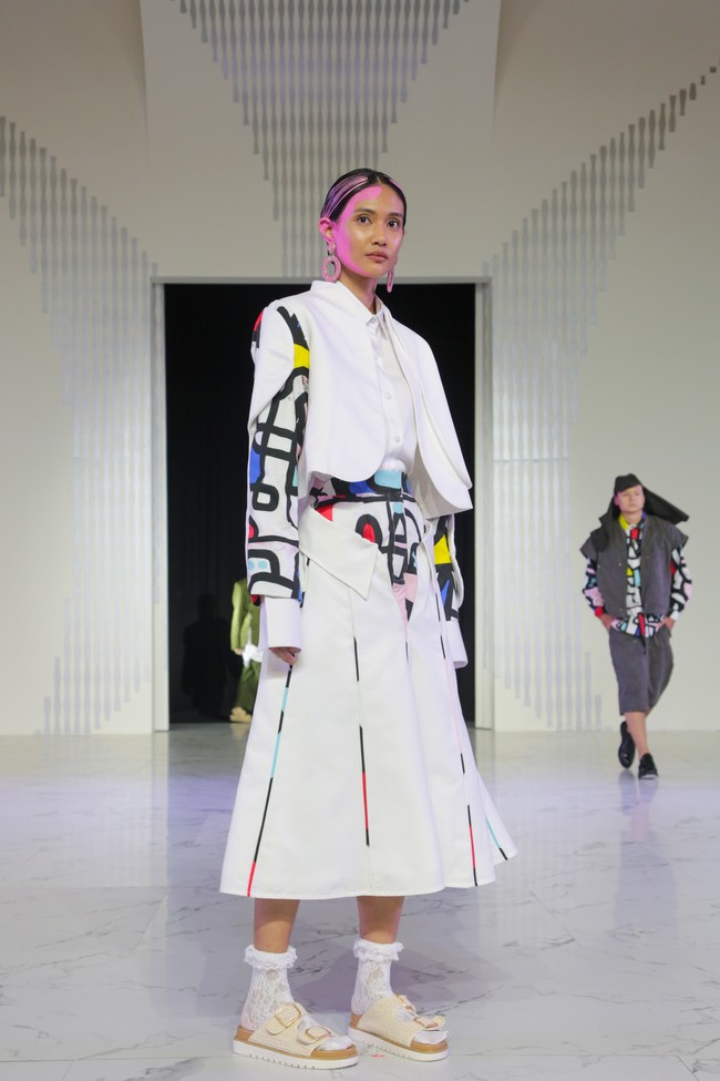 “Setiap potongan adalah percakapan antara seni dan identitas,” ujar Ade Habibie dalam keterangan tertulisnya. “Kami ingin menunjukkan bahwa kain bisa menjadi media ekspresi yang sama bertenaganya dengan kanvas.” (Foto: Dok. Senayan City)