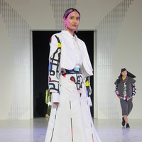 “Setiap potongan adalah percakapan antara seni dan identitas,” ujar Ade Habibie dalam keterangan tertulisnya. “Kami ingin menunjukkan bahwa kain bisa menjadi media ekspresi yang sama bertenaganya dengan kanvas.” (Foto: Dok. Senayan City)