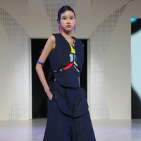 Motif abstrak khas Ade Habibie mendominasi koleksi ini, menghadirkan bentuk-bentuk geometris dan sapuan warna yang dinamis.  (Foto: Dok. Senayan City)