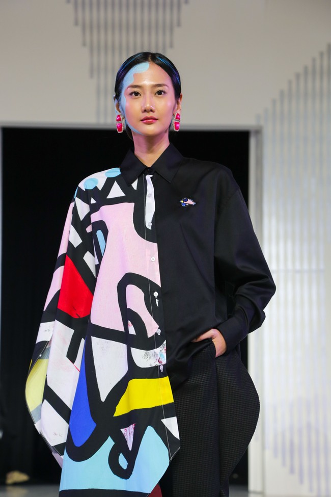 Salah satu tampilan yang bold dan kontras dari koleksi terbaru ini. (Foto: Dok. Senayan City)