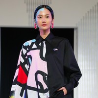 Salah satu tampilan yang bold dan kontras dari koleksi terbaru ini. (Foto: Dok. Senayan City)