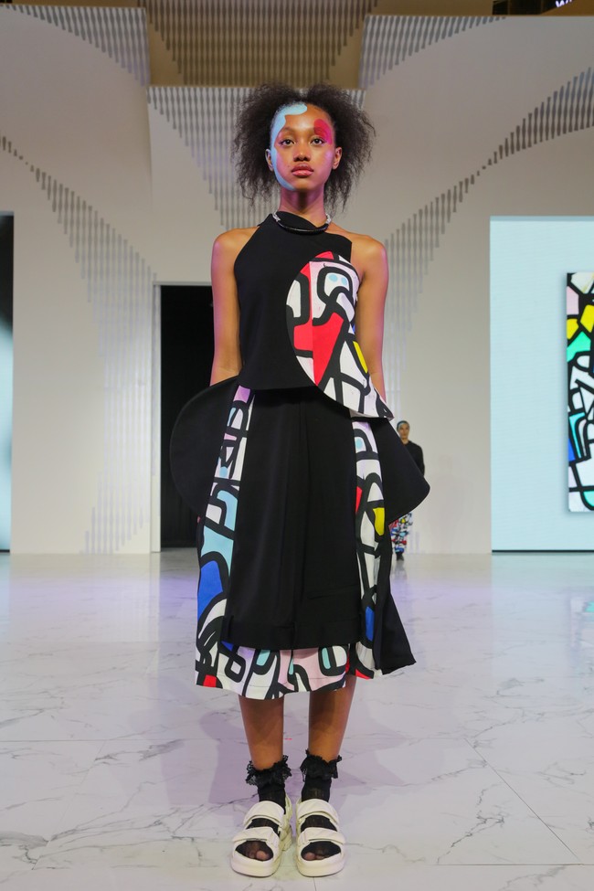 Hasilnya adalah tampilan yang berani: oversized blazer dengan blok warna kontras, kemeja asimetris yang memadukan putih dan hitam dengan guratan warna primer, serta celana lebar yang mengalir seolah menyatu dengan gerak tubuh. (Foto: Dok. Senayan City)