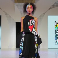 Hasilnya adalah tampilan yang berani: oversized blazer dengan blok warna kontras, kemeja asimetris yang memadukan putih dan hitam dengan guratan warna primer, serta celana lebar yang mengalir seolah menyatu dengan gerak tubuh. (Foto: Dok. Senayan City)