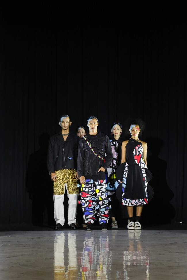 Dengan pendekatan yang konseptual sekaligus dapat dikenakan, koleksi ini menjadi simbol bagaimana seni kontemporer dapat hidup di jalanan, di galeri, dan di atas panggung mode. (Foto: Dok. Senayan City)