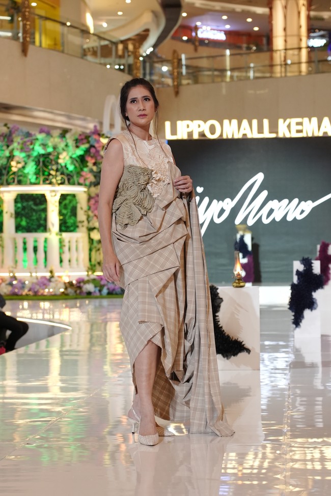 Iyonono juga menyisipkan identitas rancangannya yakni anyaman dari kain yang terinspirasi dari anyaman bambu. Foto: Dok. Lippo Mall Kemang/ALVIN RG