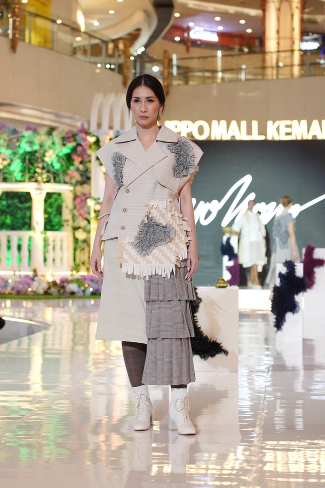 “Motif beras tumpah ini akan selalu aku pakai selama satu tahun ke depan,” jelasnya. Koleksi didominasi palet earthy seperti beige, abu-abu, hitam dan hijau sage. Aksen lipit dan drapery menciptakan siluet feminin dengan twist atraktif. Foto: Dok. Lippo Mall Kemang/ALVIN RG