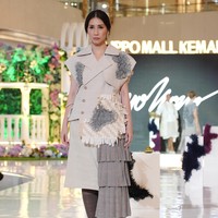 “Motif beras tumpah ini akan selalu aku pakai selama satu tahun ke depan,” jelasnya. Koleksi didominasi palet earthy seperti beige, abu-abu, hitam dan hijau sage. Aksen lipit dan drapery menciptakan siluet feminin dengan twist atraktif. Foto: Dok. Lippo Mall Kemang/ALVIN RG