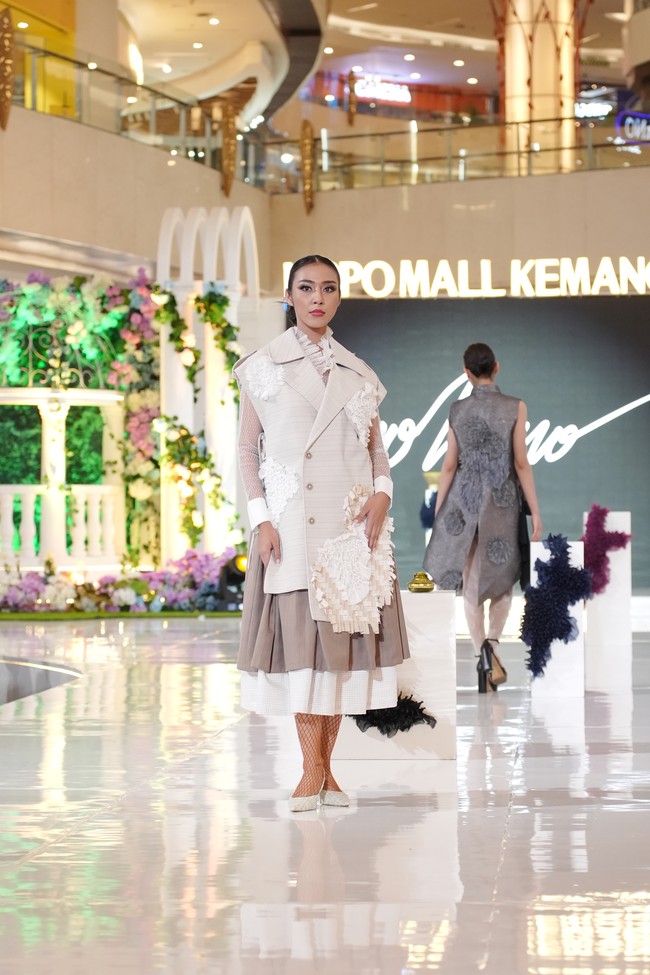 Koleksi Iyonono banyak menampilkan permainan aplikasi tekstil, baik sebagai aksen atau bagian utama dari busana itu sendiri. “Aku ingin memperkenalkan bagaimana tekstil itu bisa menjadi sebuah monumental terstruktur,” ujarnya. Foto: Dok. Lippo Mall Kemang/ALVIN RG