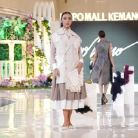 Koleksi Iyonono banyak menampilkan permainan aplikasi tekstil, baik sebagai aksen atau bagian utama dari busana itu sendiri. “Aku ingin memperkenalkan bagaimana tekstil itu bisa menjadi sebuah monumental terstruktur,” ujarnya. Foto: Dok. Lippo Mall Kemang/ALVIN RG