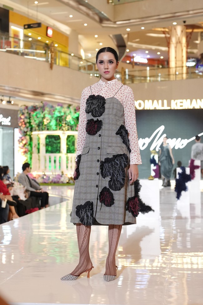 Motif beras tumpah menyimpan makna filosofis yakni sebuah harapan dan kemakmuran. “Dulu aku pernah ke Jakarta dari Cirebon, ada satu momen kita sulit beras sampai hutang itu pernah aku alami. Makanya kenapa beras tumpah ini adalah harapan,” tutur Iyonono. Foto: Dok. Lippo Mall Kemang/ALVIN RG