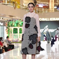 Motif beras tumpah menyimpan makna filosofis yakni sebuah harapan dan kemakmuran. “Dulu aku pernah ke Jakarta dari Cirebon, ada satu momen kita sulit beras sampai hutang itu pernah aku alami. Makanya kenapa beras tumpah ini adalah harapan,” tutur Iyonono. Foto: Dok. Lippo Mall Kemang/ALVIN RG