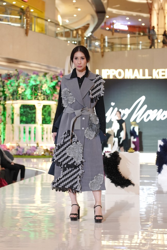 Iyonono jadi salah satu desainer yang memeriahkan perayaan ulang tahun Lippo Mall Kemang yang ke-13. Desainer dengan latar belakang pendidikan seni rupa tekstil ini membawakan 15 karya di acara bertema ‘Journey in Elysium’ tersebut. Foto: Dok. Lippo Mall Kemang/ALVIN RG