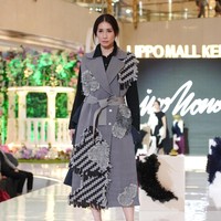 Iyonono jadi salah satu desainer yang memeriahkan perayaan ulang tahun Lippo Mall Kemang yang ke-13. Desainer dengan latar belakang pendidikan seni rupa tekstil ini membawakan 15 karya di acara bertema ‘Journey in Elysium’ tersebut. Foto: Dok. Lippo Mall Kemang/ALVIN RG