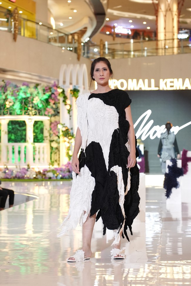 Keunikan desain banyak diperlihatkan lewat padu-padan busana dengan siluet ringan dan wearable. Foto: Dok. Lippo Mall Kemang/ALVIN RG