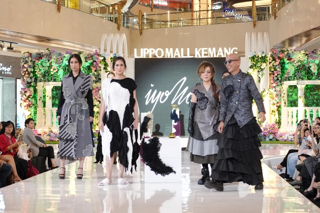 Iyonono merupakan satu dari 40 desainer yang memamerkan karyanya untuk acara Journey in Elysium. Rangkaian acara digelar mulai 26 September hingga 5 Oktober di Main Atrium Lippo Mall Kemang. Foto: Dok. Lippo Mall Kemang/ALVIN RG