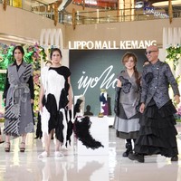 Iyonono merupakan satu dari 40 desainer yang memamerkan karyanya untuk acara Journey in Elysium. Rangkaian acara digelar mulai 26 September hingga 5 Oktober di Main Atrium Lippo Mall Kemang. Foto: Dok. Lippo Mall Kemang/ALVIN RG