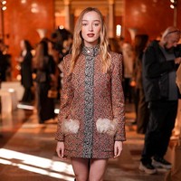 Aktris Phoebe Dynevor memesona dengan twiggy dress beraksen kantong bulu. (Foto: Swan Gallet/WWD via Getty Images)