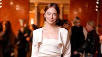 Emma Stone dinobatkan sebagai wanita tercantik di dunia berdasarkan metode Greek Golden Ratio yang menilai kesempurnaan proporsi wajah. (Foto: Swan Gallet/WWD via Getty Images)