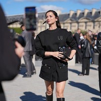 Aktris Ana de Armas membawa spirit street style dengan look yang disertai atasan bergaya sweater. High-knee boots memberi finishing yang sempurna. (Foto: Edward Berthelot/Getty Images)