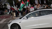 Demonstran pro-Palestina berunjuk rasa di luar Konsulat Jenderal Israel untuk mengecam pencegatan oleh pasukan Israel terhadap beberapa kapal Armada Global Sumud yang bertujuan mencapai Gaza dan mematahkan blokade laut Israel, di Los Angeles, California, AS, 2 Oktober 2025. Armada tersebut, yang mencakup tokoh-tokoh penting seperti Greta Thunberg, sebelumnya menghadapi serangan pesawat tak berawak dan penundaan. Foto: REUTERS/Daniel Cole