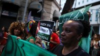 Demonstran pro-Palestina Berpartisipasi dalam protes untuk mengecam intersepsi pasukan Israel terhadap beberapa kapal Armada Global Sumud yang bertujuan mencapai Gaza dan mematahkan blokade laut Israel, di Rio de Janeiro, Brasil, 2 Oktober 2025. Foto: REUTERS/Pilar Olivares