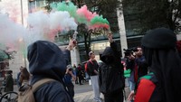 Demonstran pro-Palestina melepaskan asap berwarna bendera Palestina saat mereka berunjuk rasa untuk mengecam intersepsi pasukan Israel terhadap beberapa kapal Armada Global Sumud yang bertujuan mencapai Gaza dan mematahkan blokade laut Israel, di Bogota, Kolombia, 2 Oktober 2025. Foto: REUTERS/Luisa Gonzalez