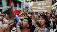 Orang-orang berpartisipasi dalam demonstrasi di depan kedutaan Israel, setelah beberapa kapal, termasuk warga negara Portugal di dalamnya, dari Armada Global Sumud, dicegat oleh pasukan Israel dalam perjalanan ke Gaza, di Lisbon, Portugal, 2 Oktober 2025. Kapal-kapal GSF dicegat oleh Israel pada hari Rabu (1/10). Pasukan Israel menaiki kapal-kapal tersebut dan membawa mereka ke pelabuhan Israel. Foto: REUTERS/Pedro Rocha