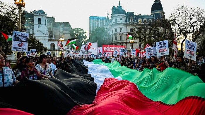 Pro-Palestinian demonstrators hold a giant Palestinian flag during a rally in solidarity with the Global Sumud Flotilla and Gaza, in Buenos Aires, Argentina, October 1, 2025. REUTERS/Pedro Lazaro Fernandez     TPX IMAGES OF THE DAY